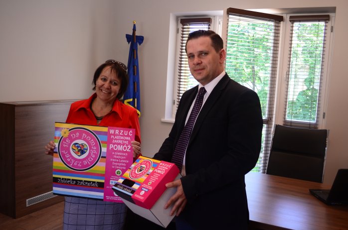 Burmistrz miasta Wisła Tomasz Bujok oraz Dorota Kania - dyrektor Hospicjum